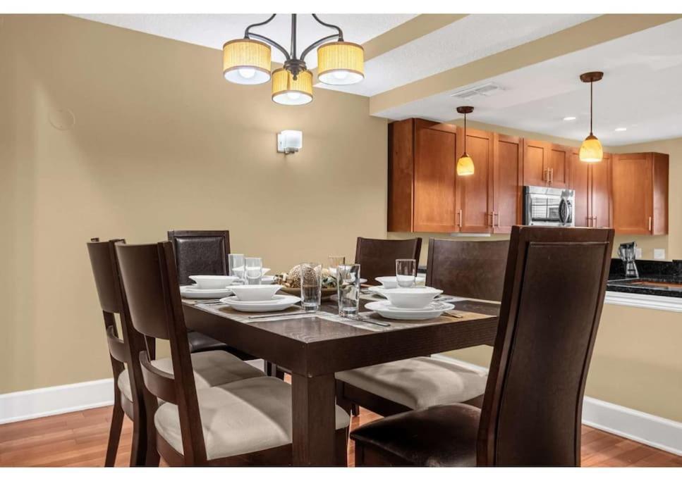 Cozy & Elegant 4Br Enchanted Townhouse - 1 Mile To Disney With Resort Pool, Gym, & Jacuzzi Orlando Zewnętrze zdjęcie